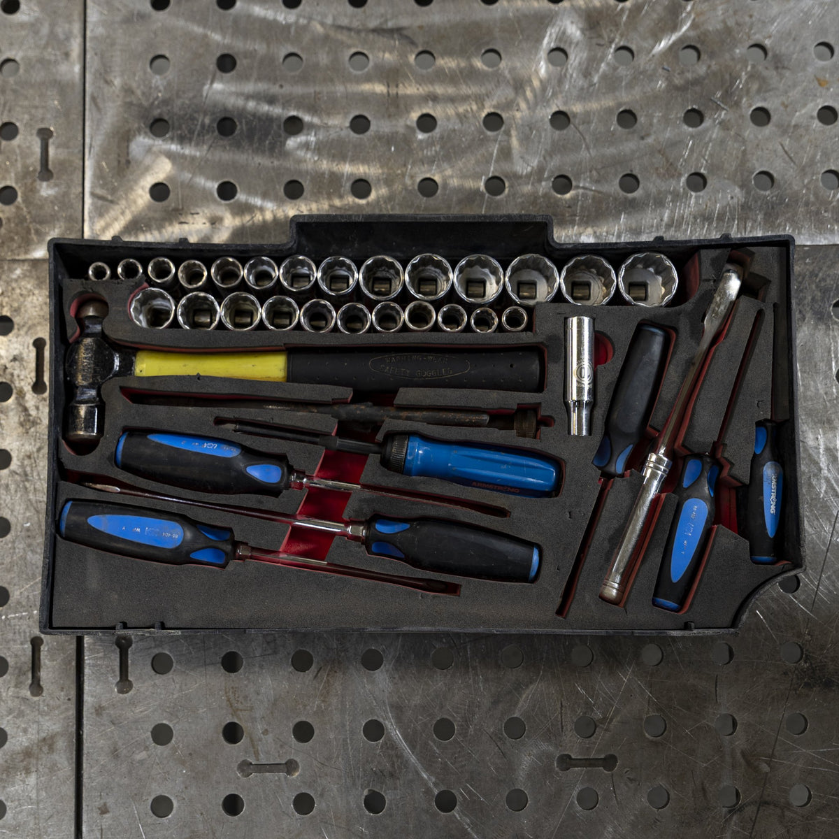 Tool tray with sockets and screwdrivers